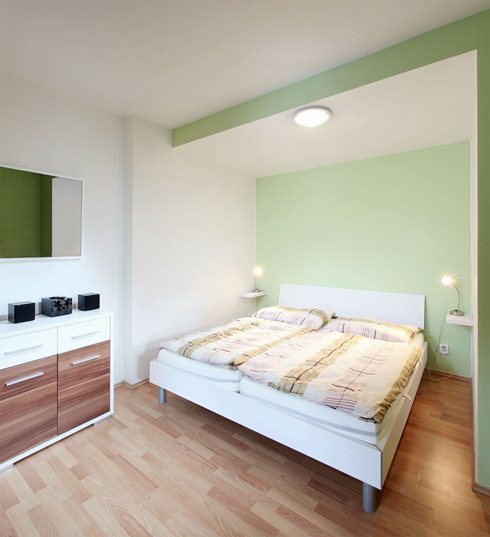 Bedroom-in-the-apartment-with-a-large-bed.jpg